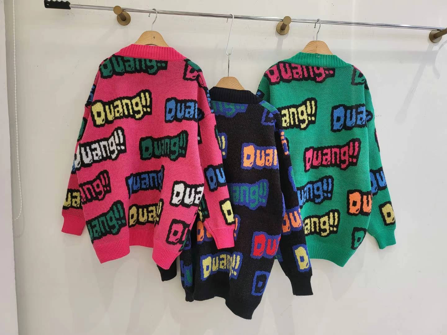 彩英文字冷外套