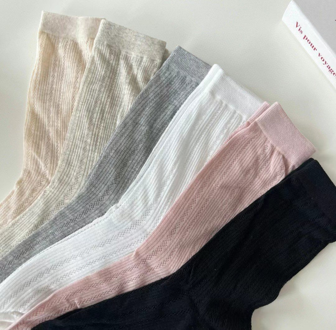 坑紋薄棉襪($100/3對)