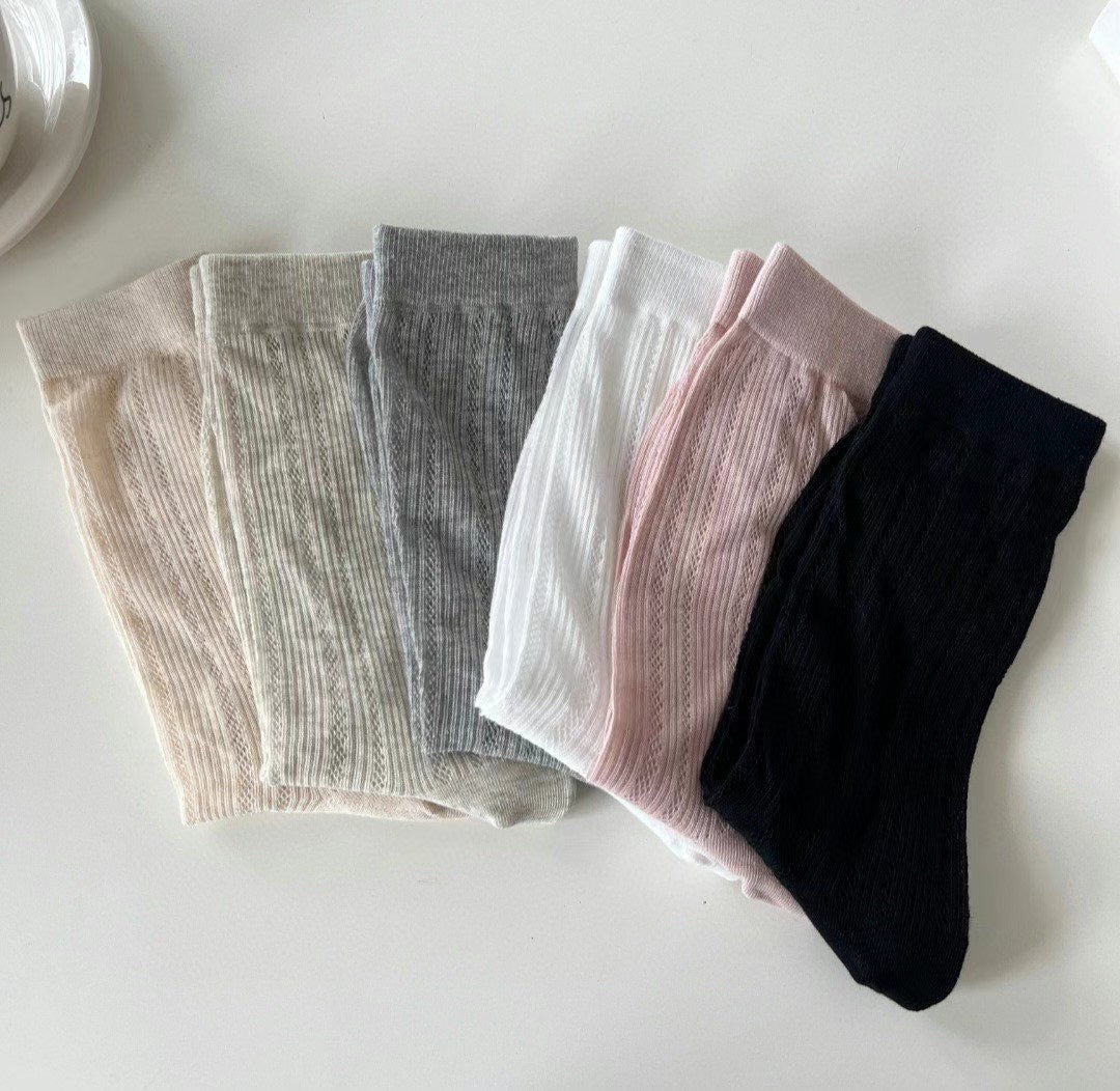 坑紋薄棉襪($100/3對)