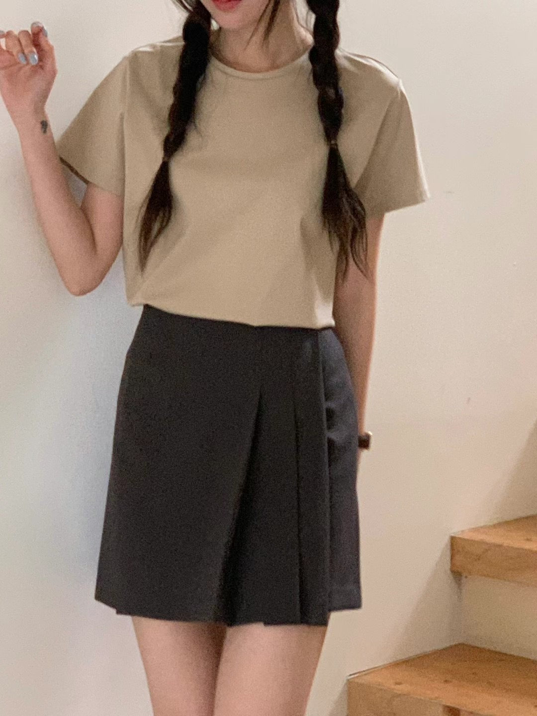 Solid color slip material Tee