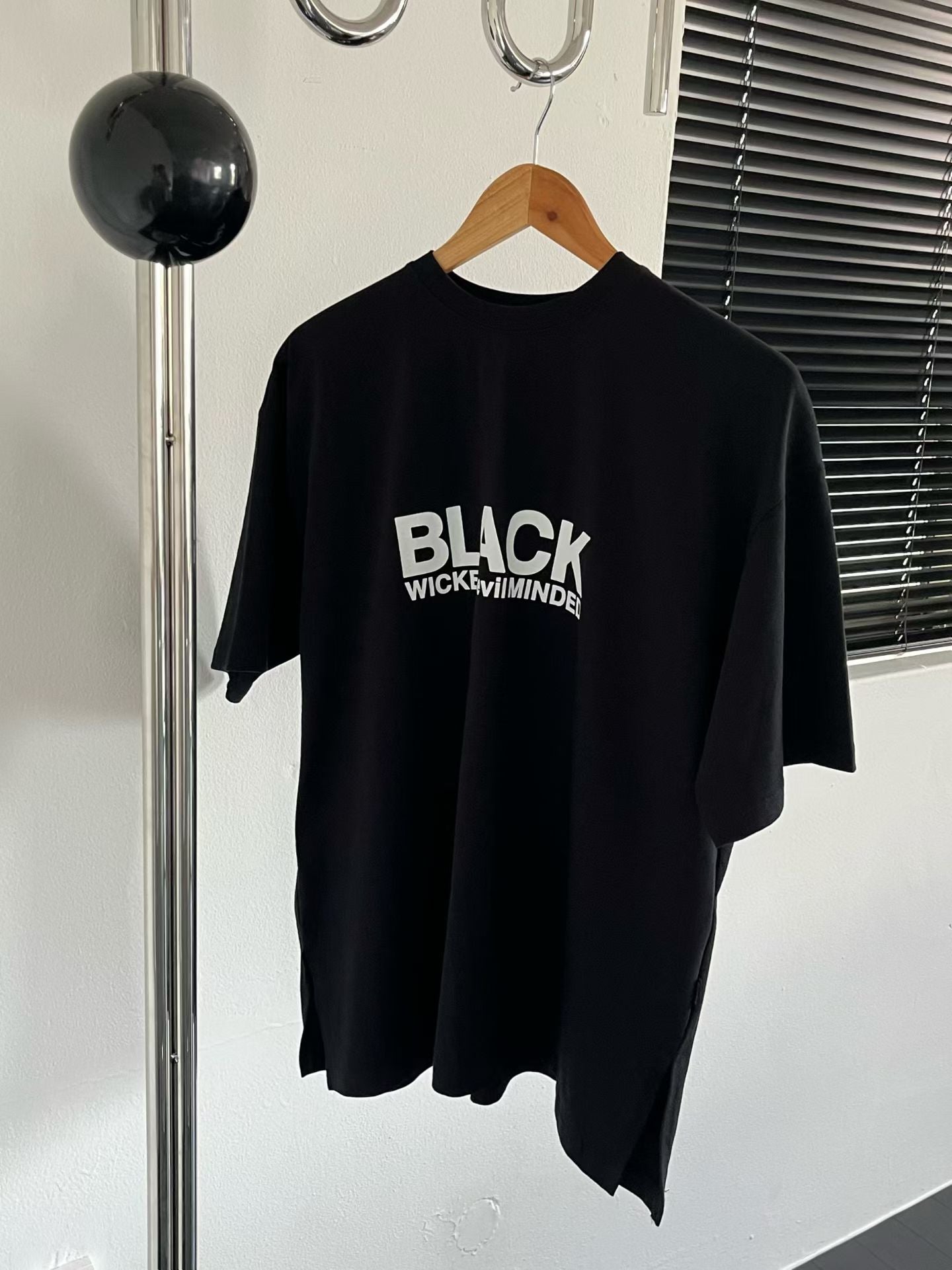 “Black”兩側開叉Tee