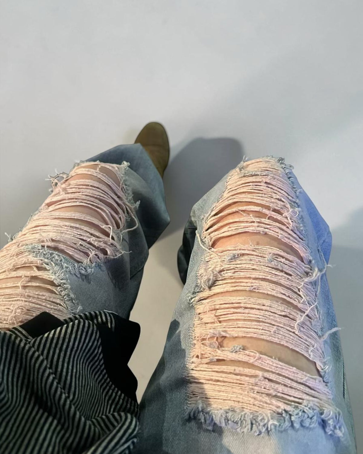 拼粉紅爛牛仔褲