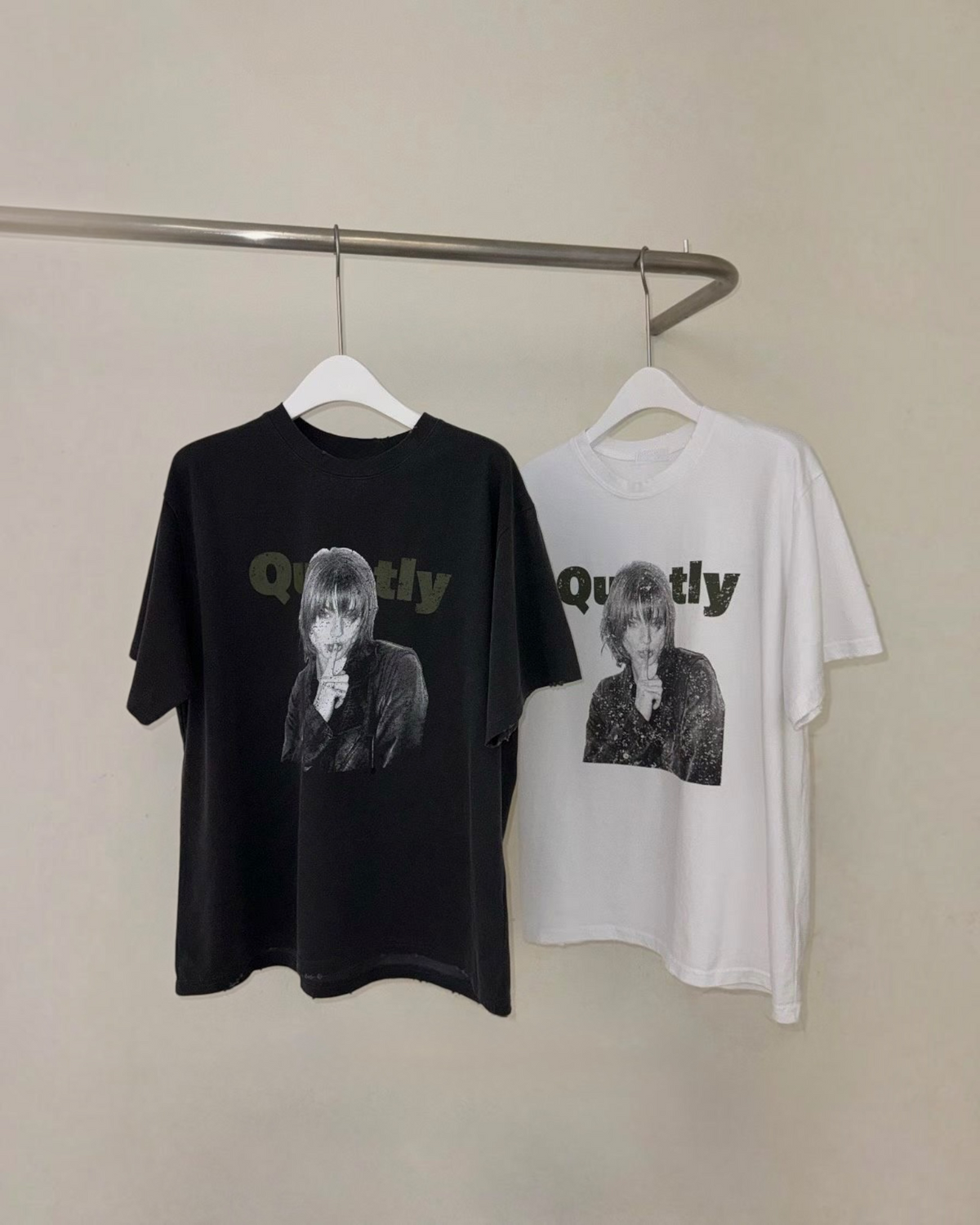 “Quietly”女人Tee