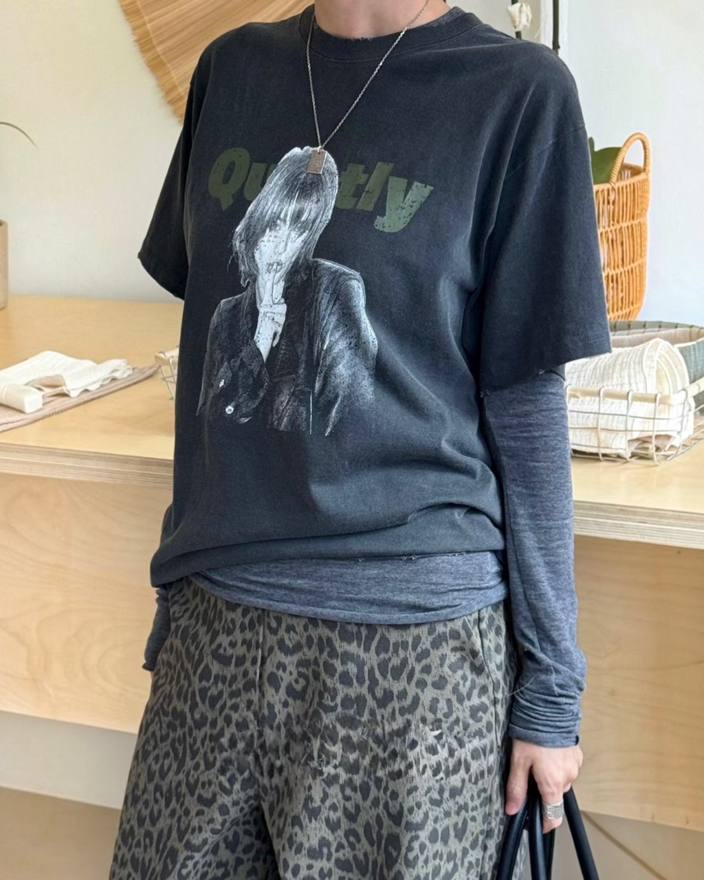 “Quietly”女人Tee