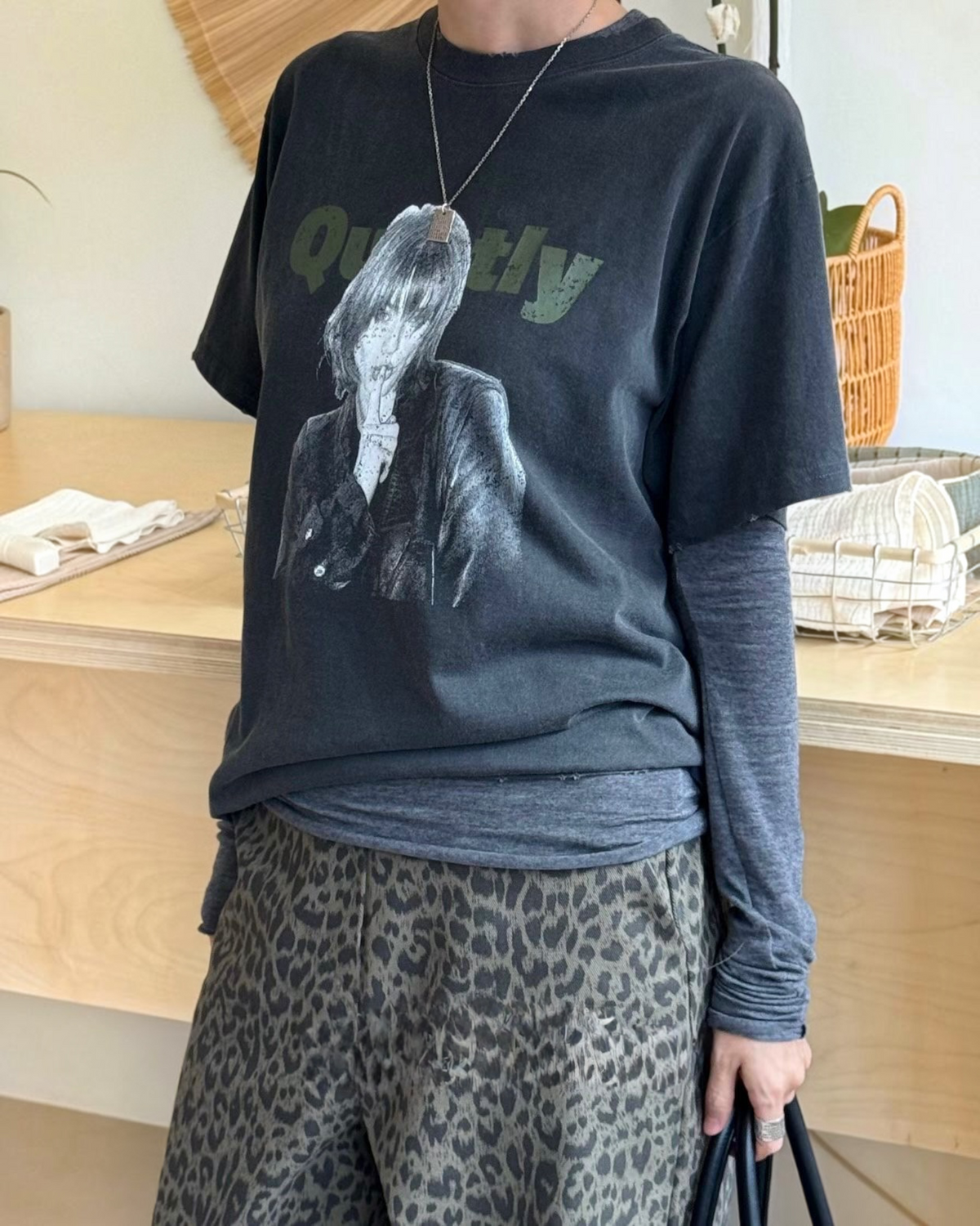 “Quietly”女人Tee