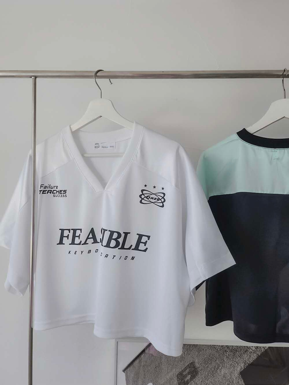 V領“FEASIBLE”短波衫