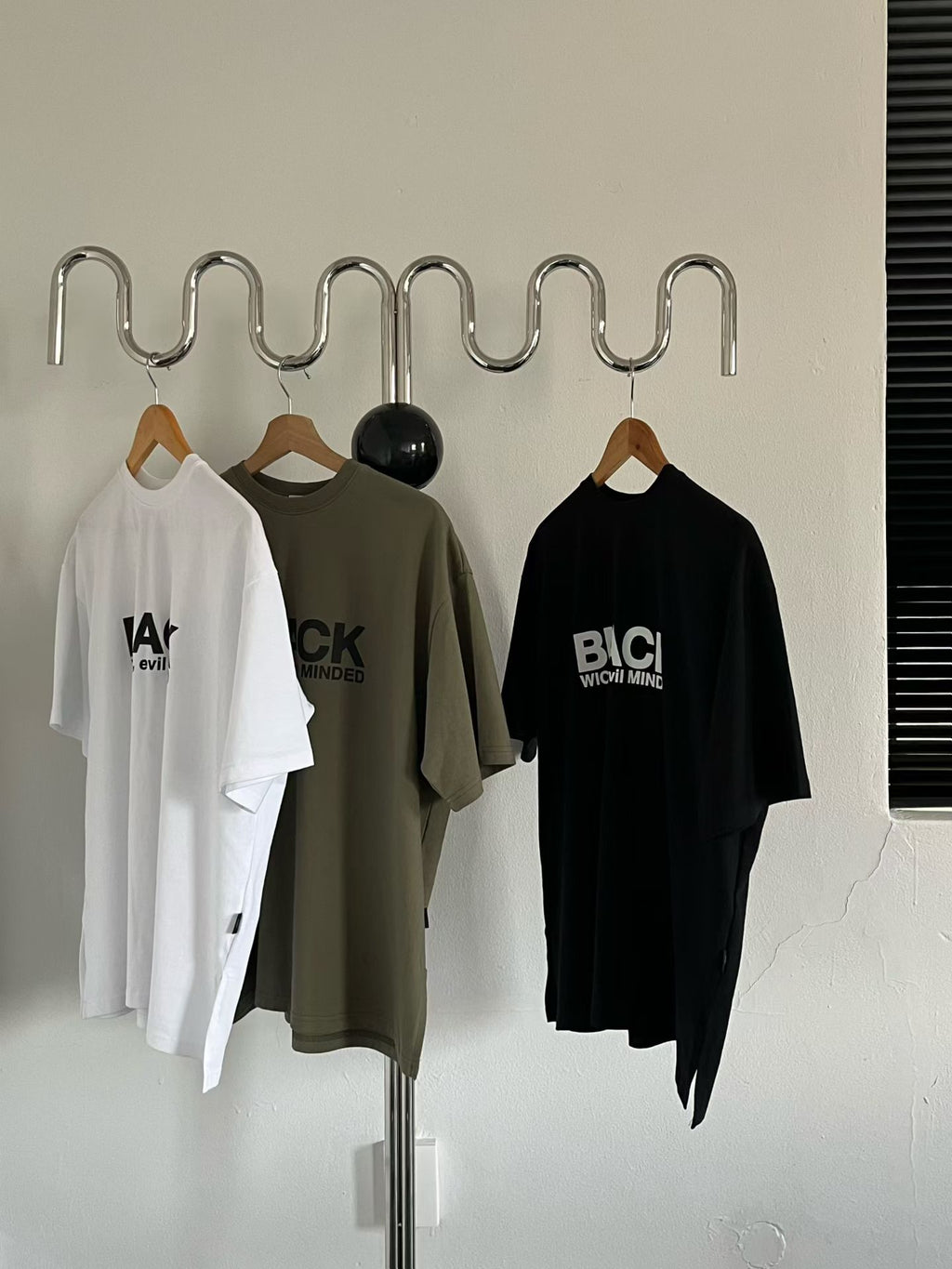 “Black”兩側開叉Tee