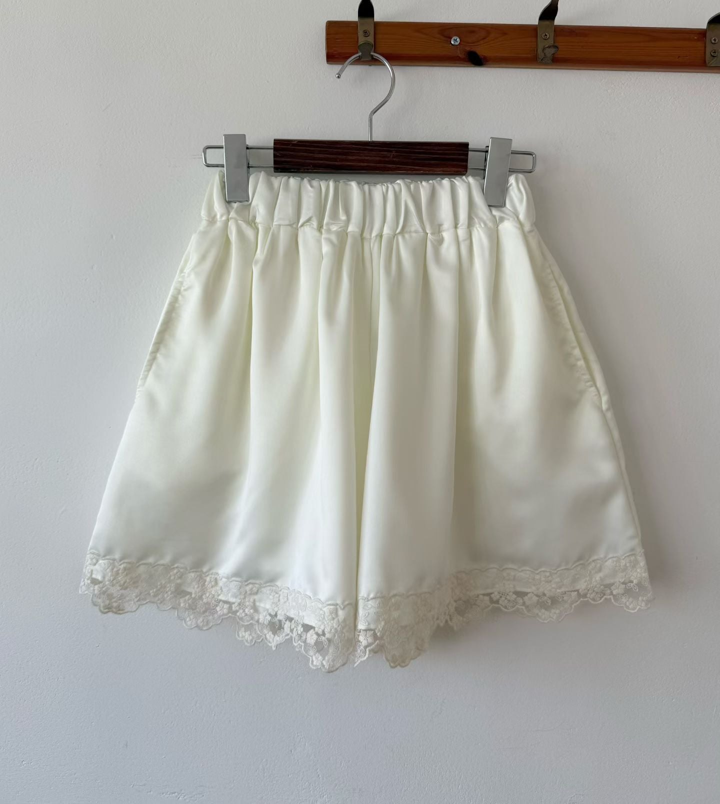 𢇁質Lace邊短褲