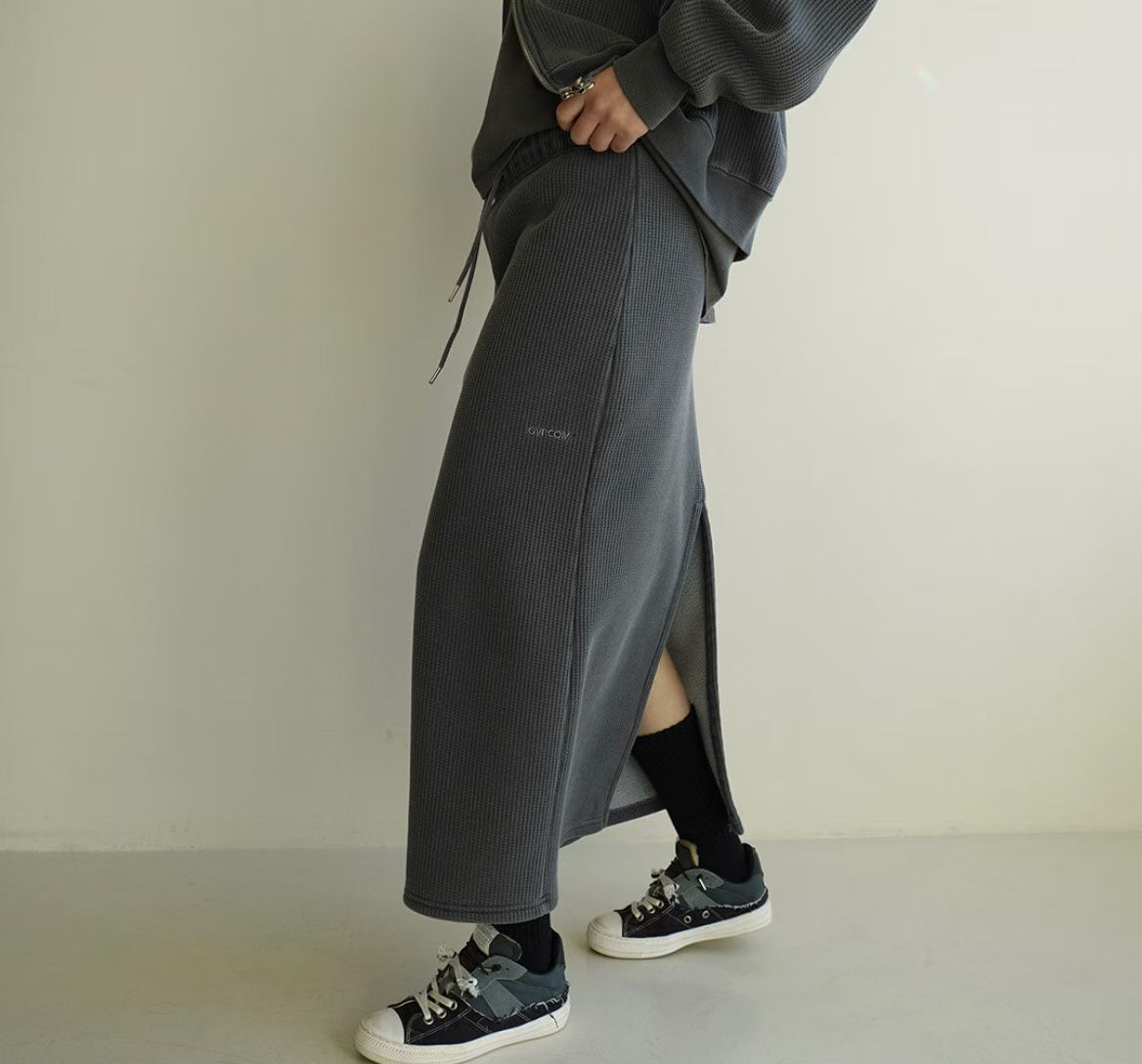 坑紋後開叉長裙