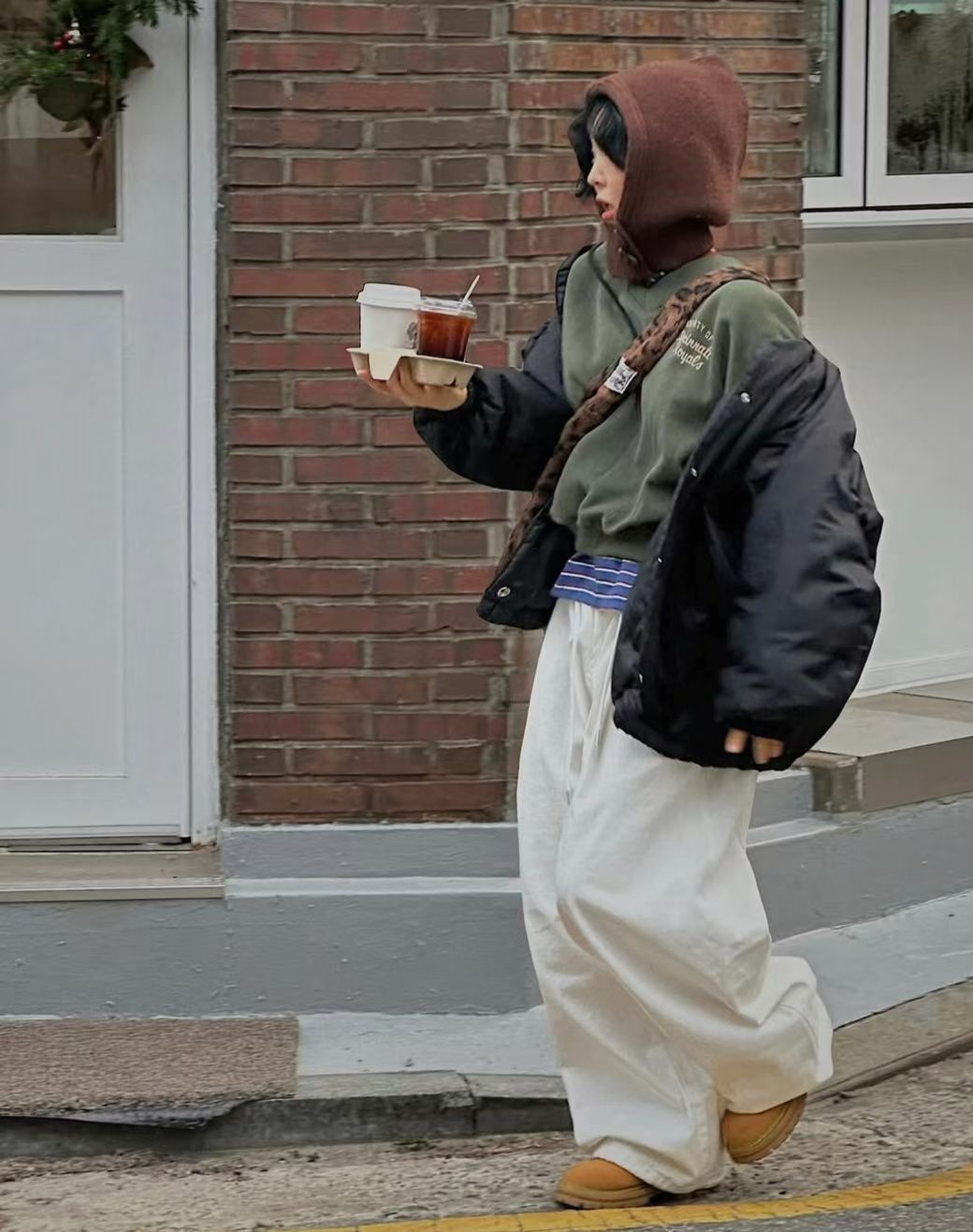 V領後英文字衛衣