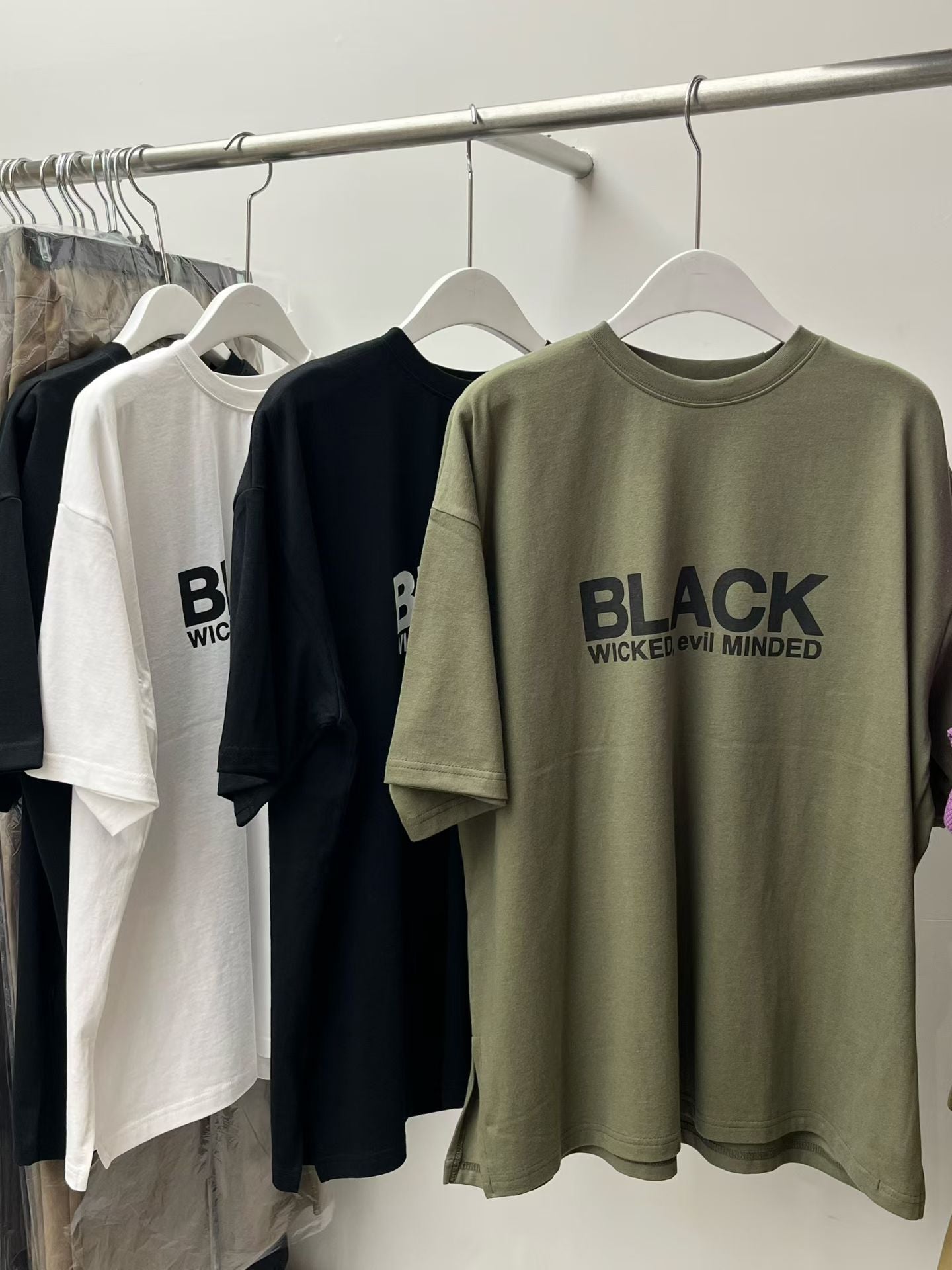 “Black”兩側開叉Tee