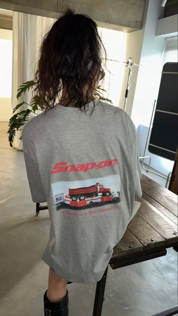 背”Snap -on”圖案長Tee