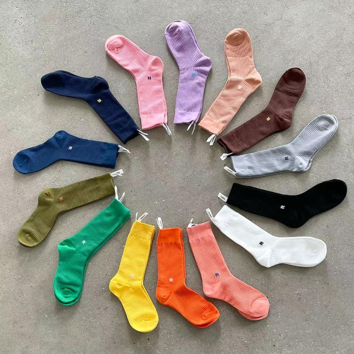 "R" plain socks