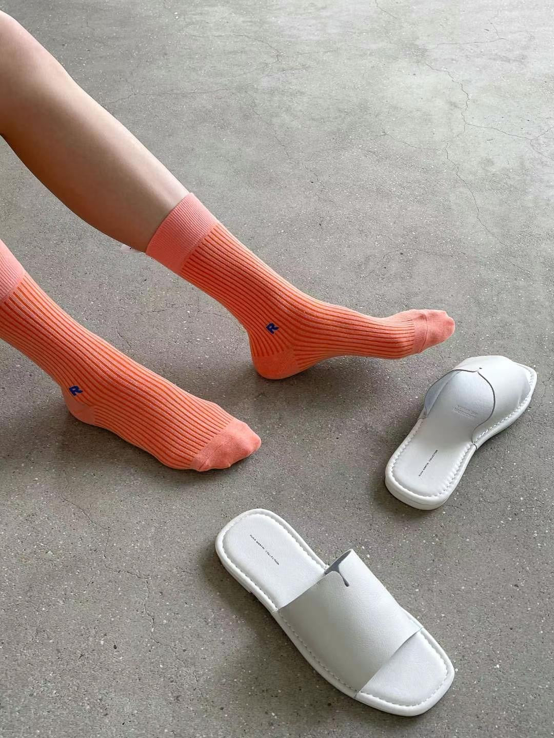 "R" plain socks