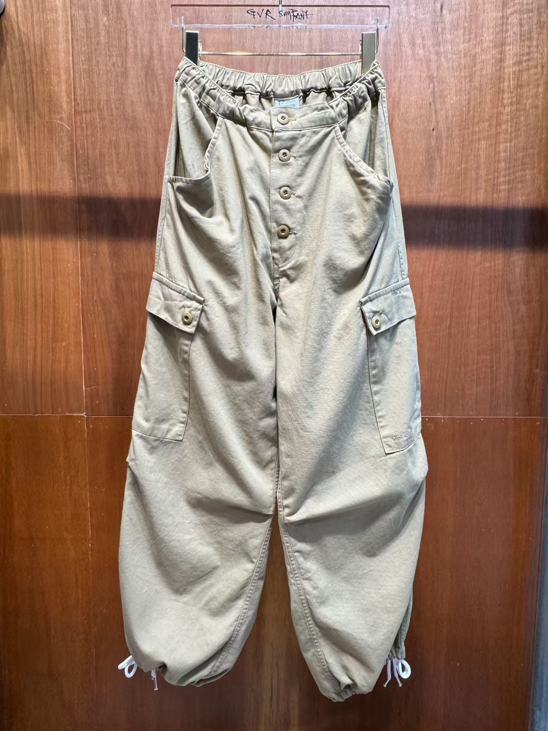 前有鈕軍褲