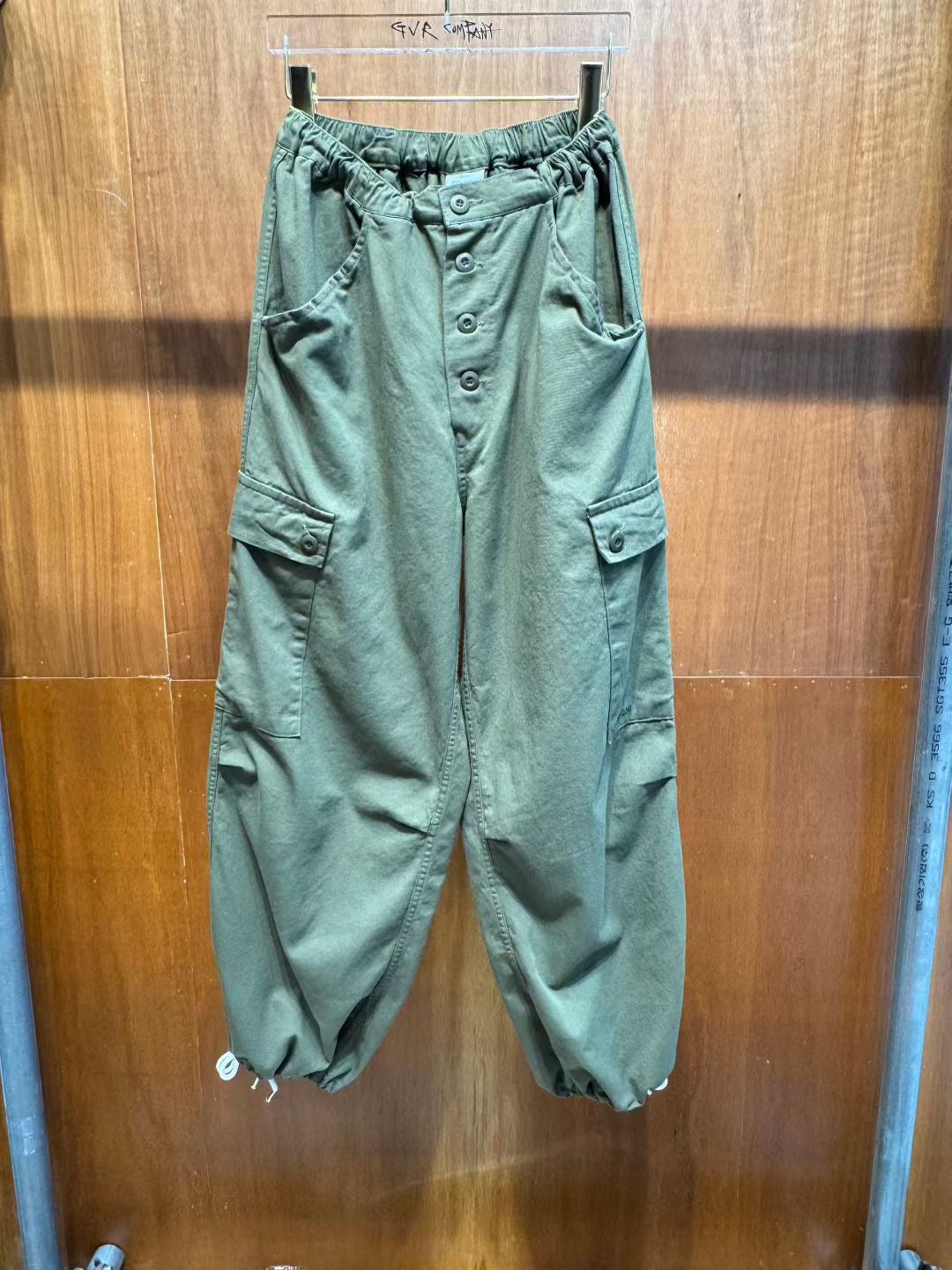 前有鈕軍褲