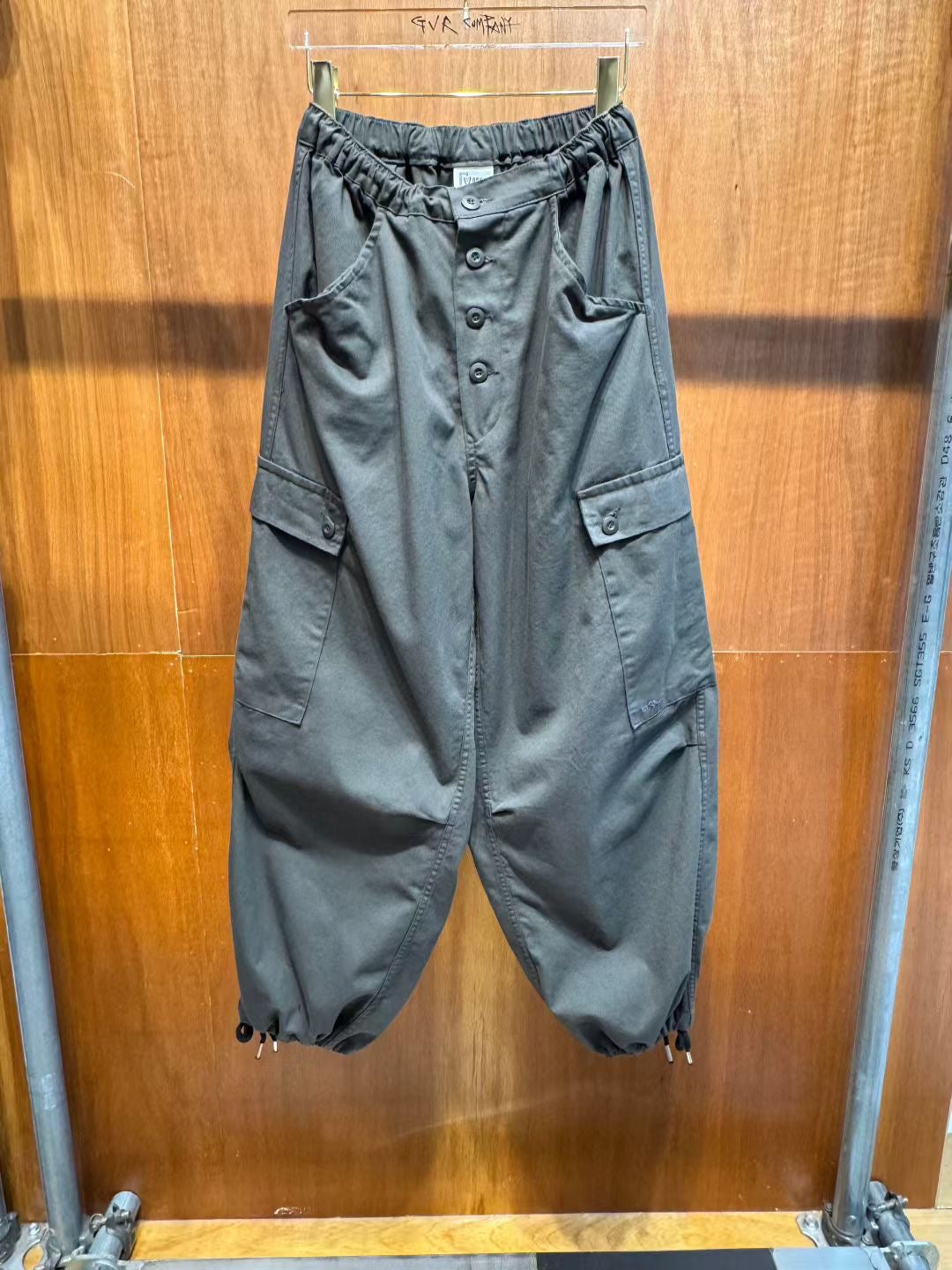 前有鈕軍褲