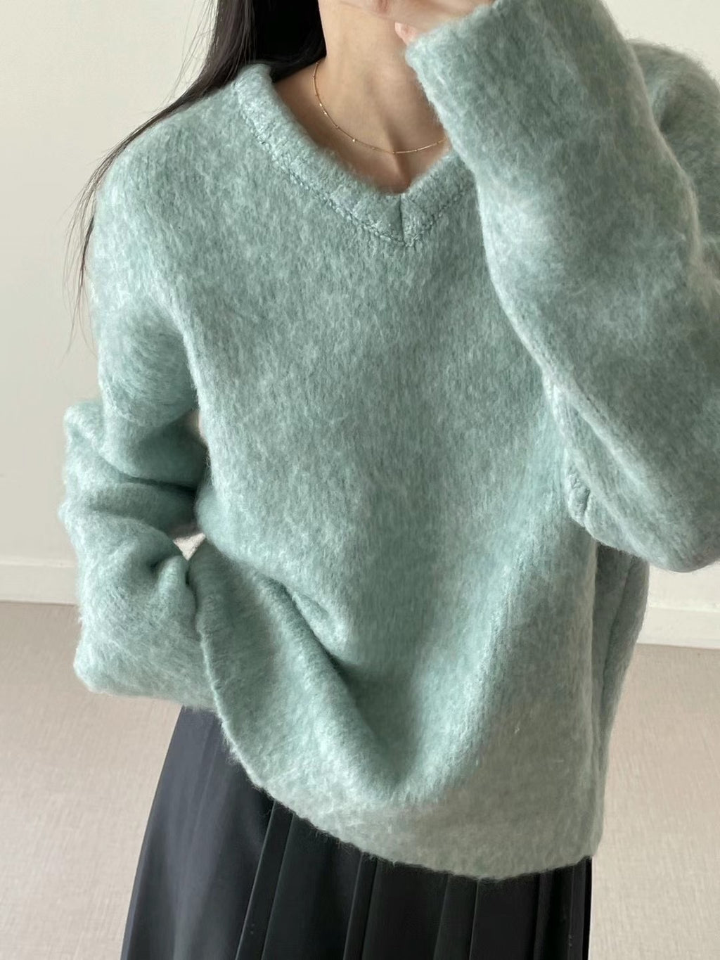 V-neck rabbit fur sweatshirt