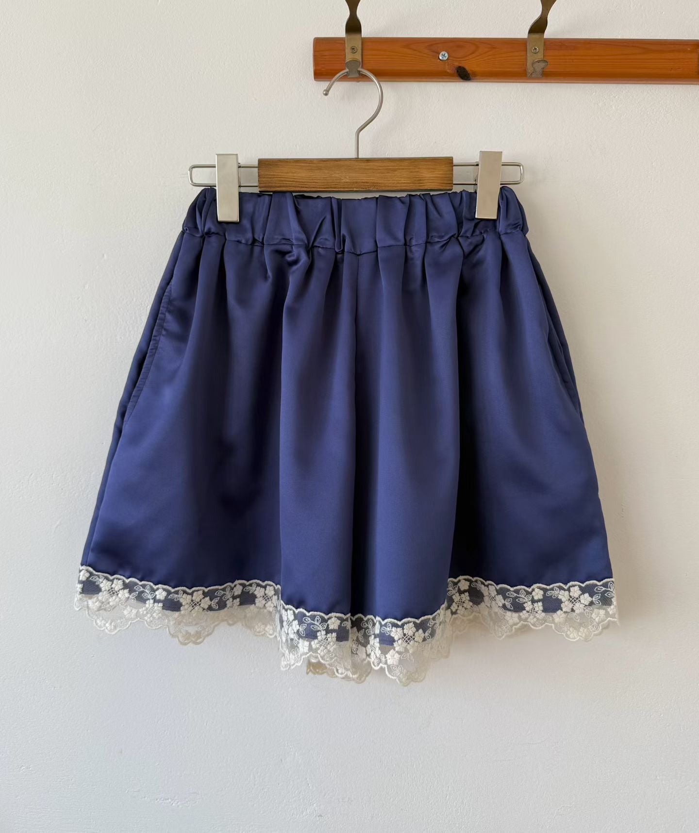 𢇁質Lace邊短褲