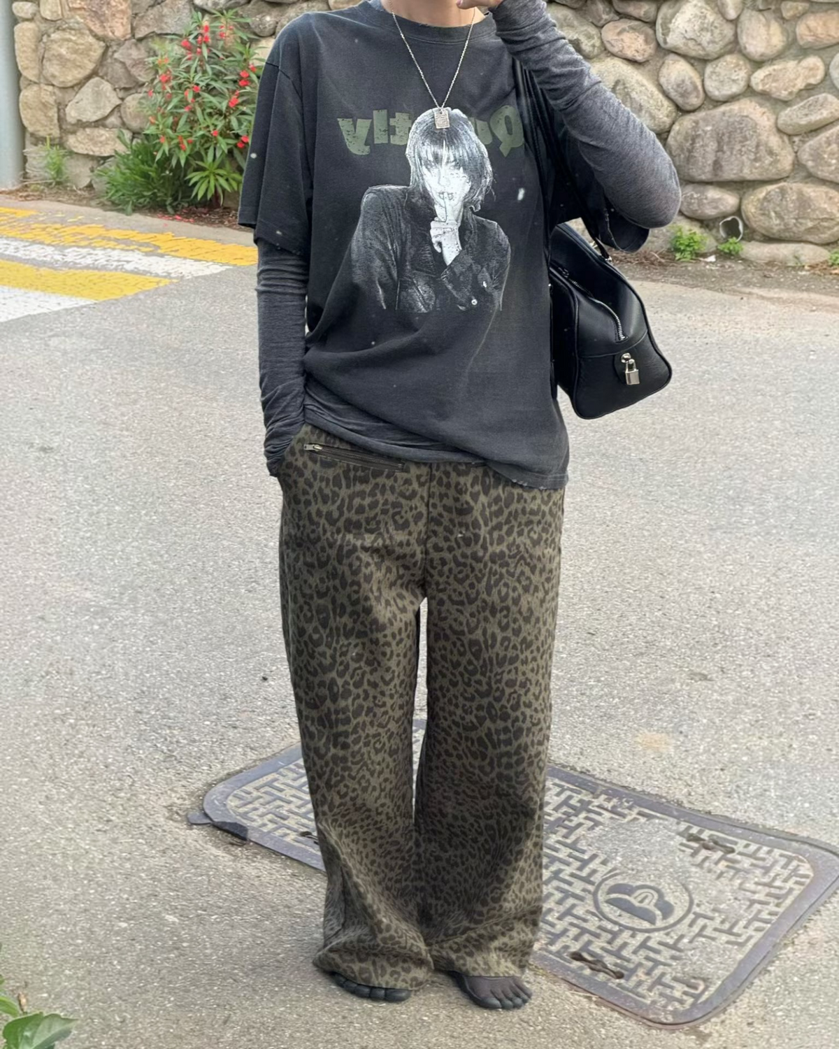 “Quietly”女人Tee