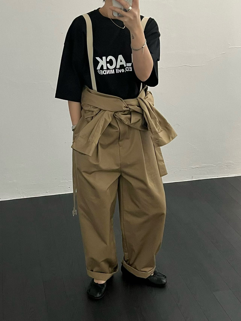 “Black”兩側開叉Tee