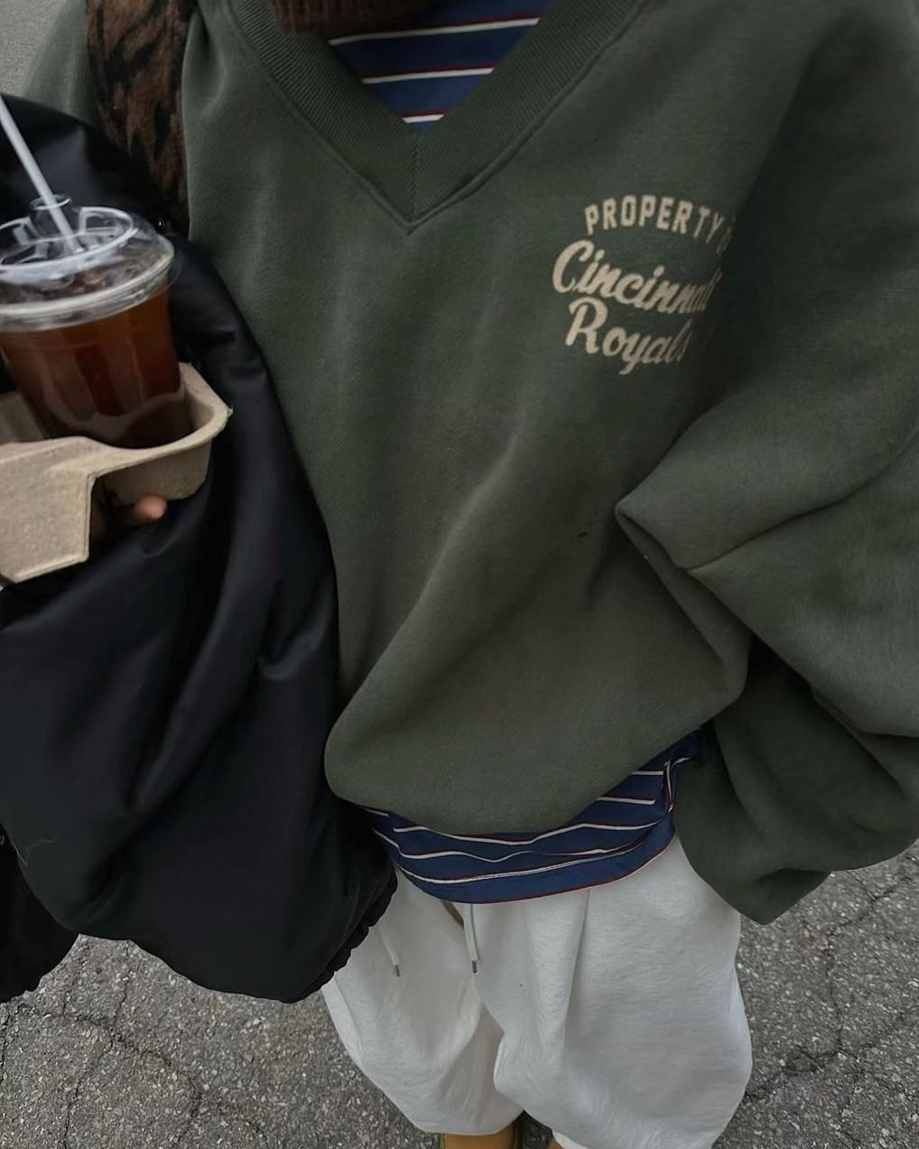 V領後英文字衛衣