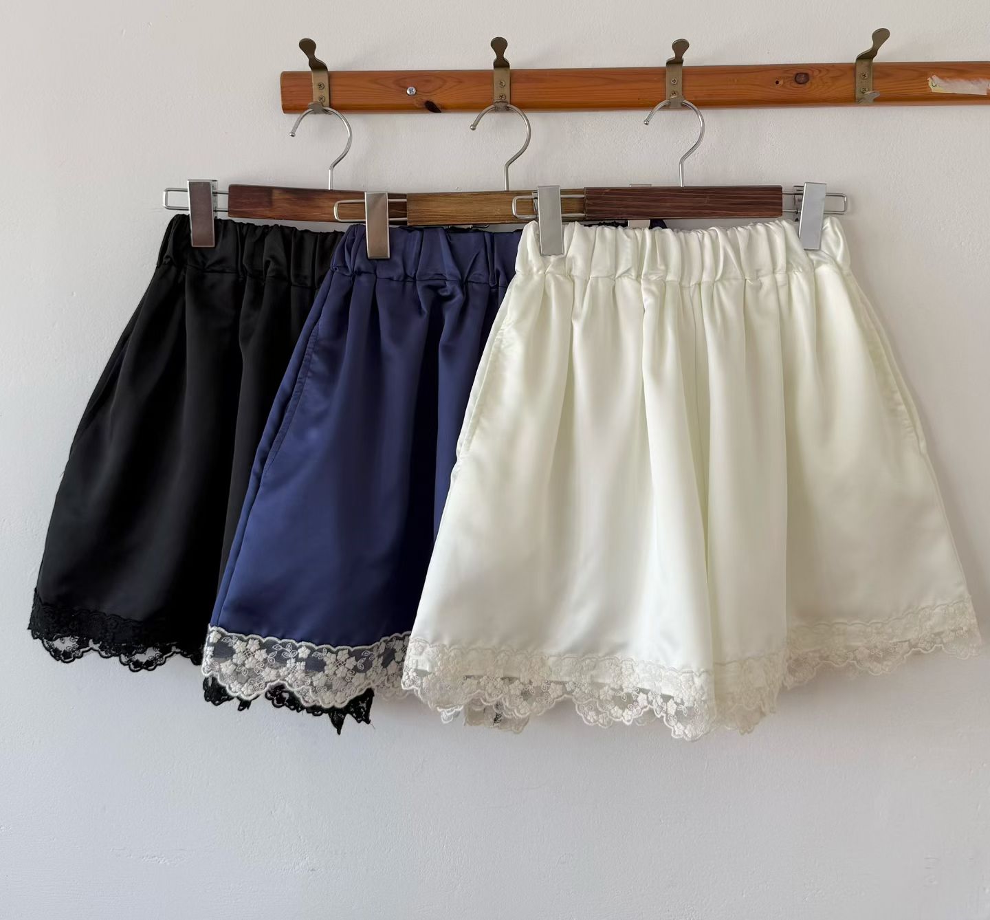 𢇁質Lace邊短褲