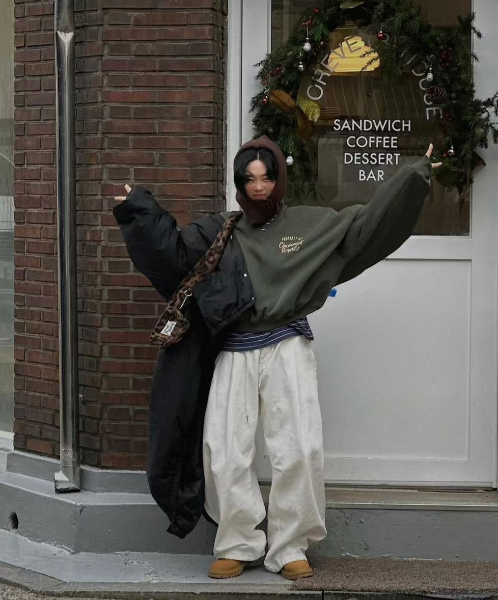 V領後英文字衛衣