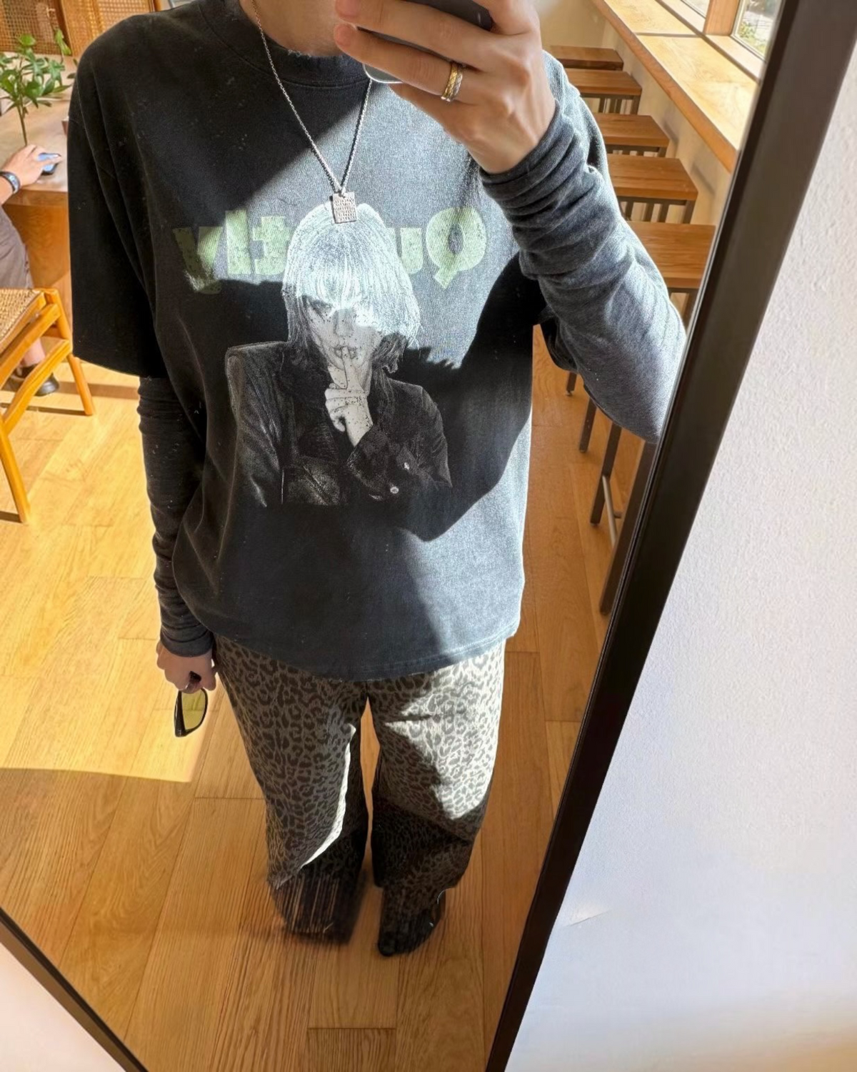 “Quietly”女人Tee