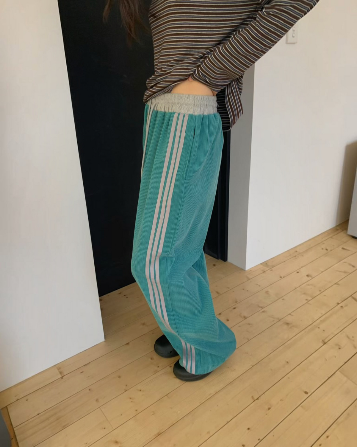 側兩間𢇁絨長褲