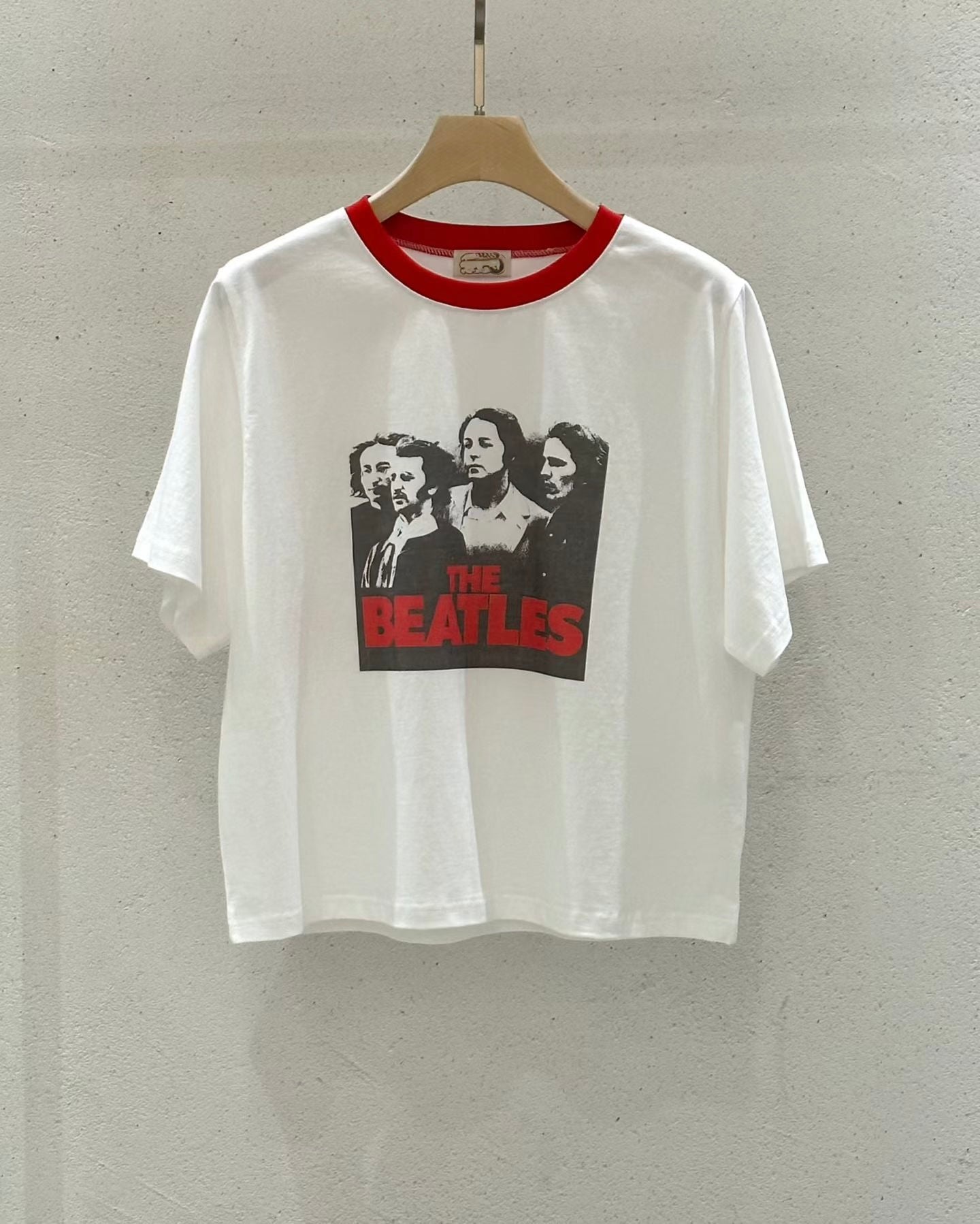 “The Beatles”拚色領Tee