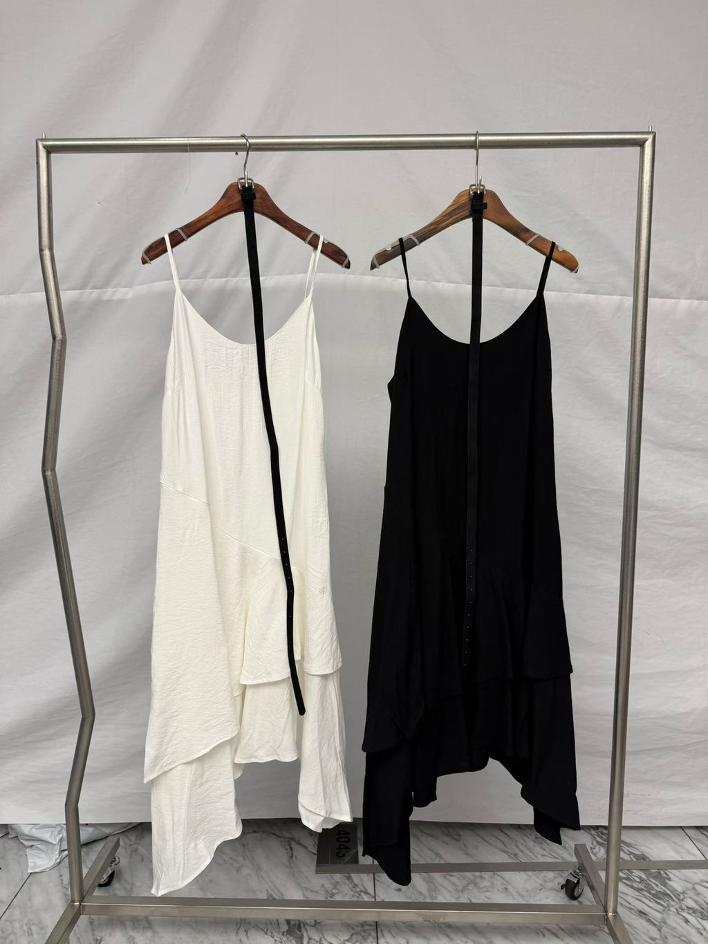 連belt不規則吊帶裙